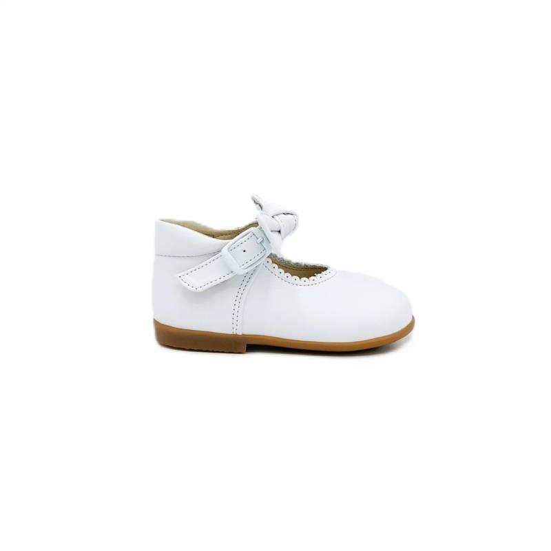 Bota mercedes piel Blanco cierre hebilla. Lazo.