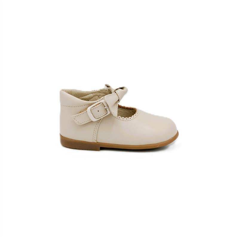 Bota mercedes piel Beige cierre hebilla. Lazo.