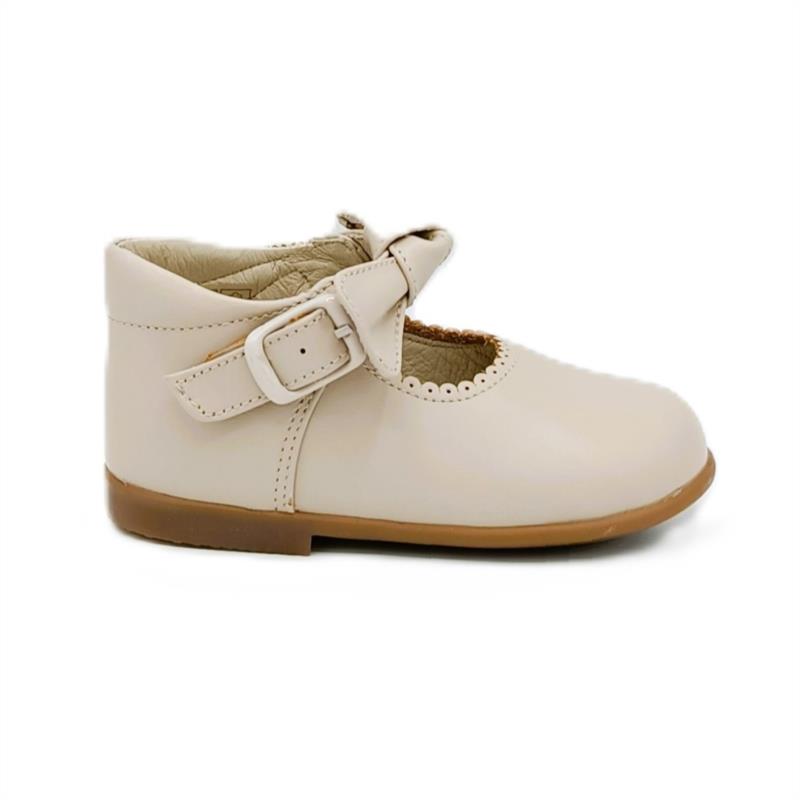 Bota mercedes piel Beige cierre hebilla. Lazo.