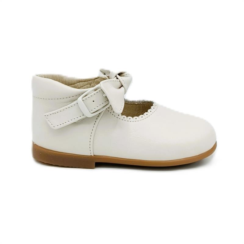 Bota mercedes piel Blanco Roto cierre hebilla. Lazo.